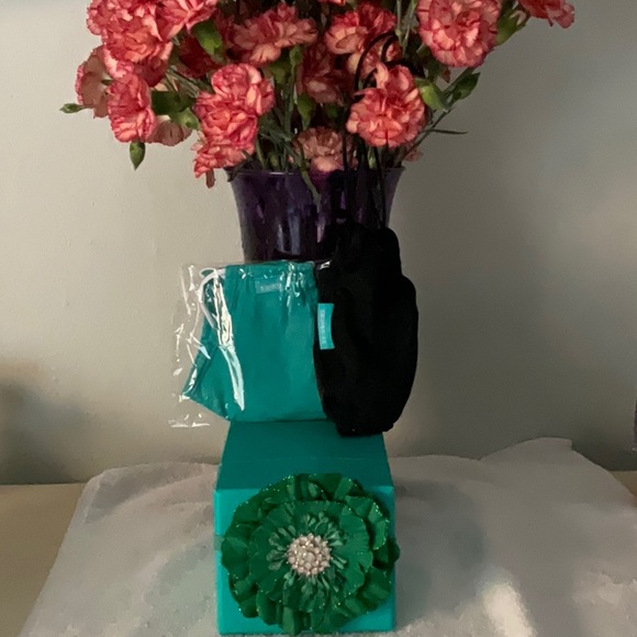 🪴TIEKS GREEN FLOWER AND BAG AND MASK🪴 - Picture 1 of 12